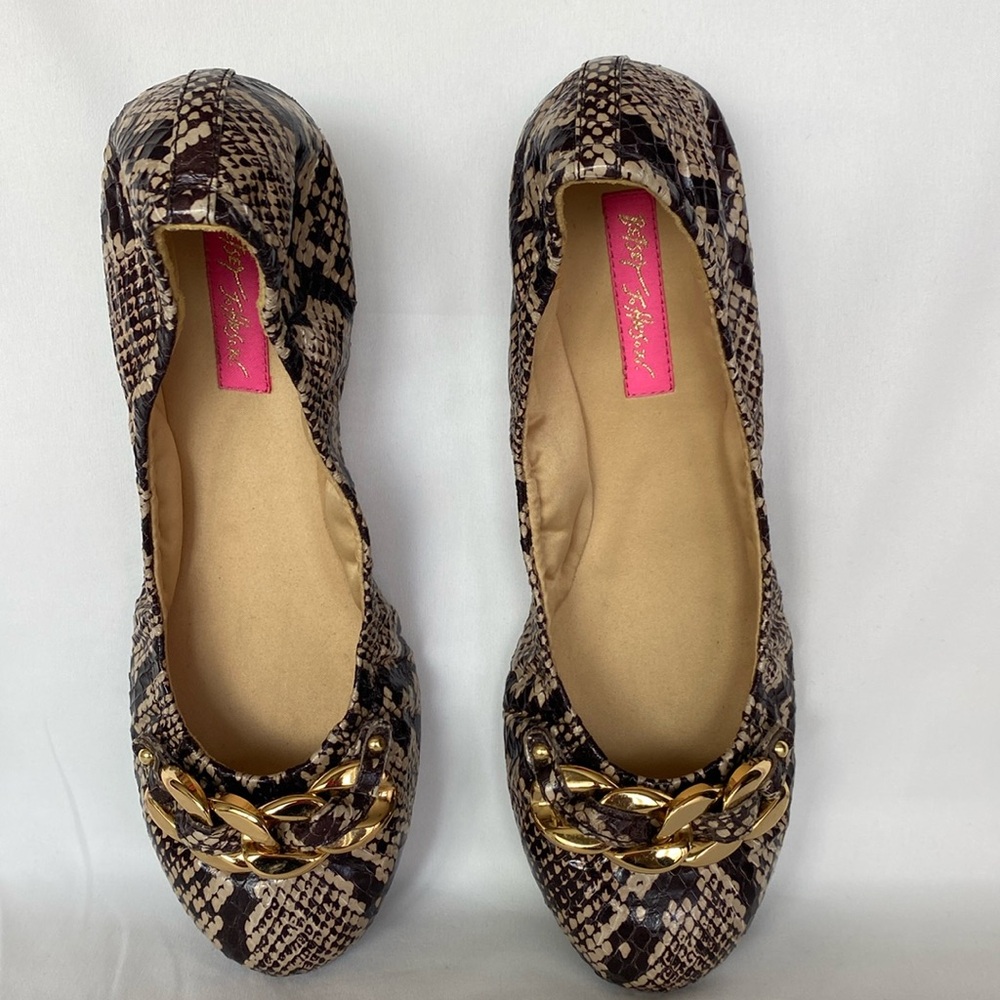 BETSEY JOHNSON🌟LEATHER SNAKE SKIN PATTERN🌟BALLET FLAT SLIP ONS🌟GOLD CHAIN ACCENT